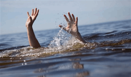 تمّ إنقاذه..  شاب يتعرض لحادث غرق في بحر الميناء - طرابلس