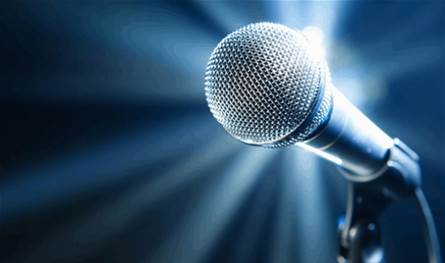 مُرتدية روب الاستحمام فقط.. فنانة شهيرة تُفاجئ جمهورها بإطلالتها على المسرح! (فيديو)