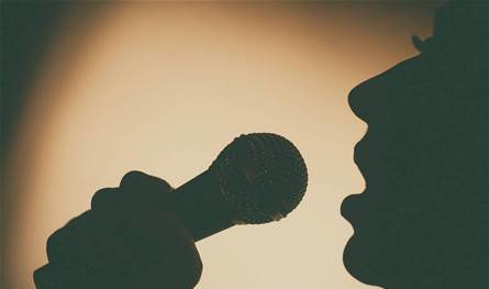 تعرّضت لحادث خطير... فيديو يُوثّق ما حصل مع فنانة شهيرة جدّاً خلال حفلها