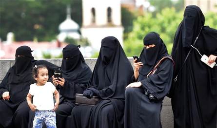 دولة تحظر النقاب والبرقع في الأماكن العامة.. ما السبب؟