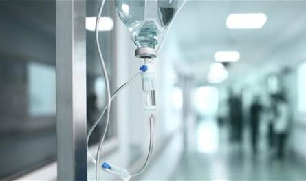 ​دخل في غيبوبة... نقل والد ممثلة معروفة إلى المستشفى وحالته حرجة جدّاً