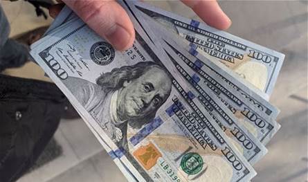 ما أسباب تراجع الدولا؟ خبراء يُفسّرون