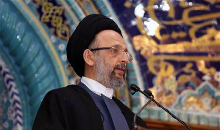 العلامة فضل الله يؤم المصلين على جثمان والدته 