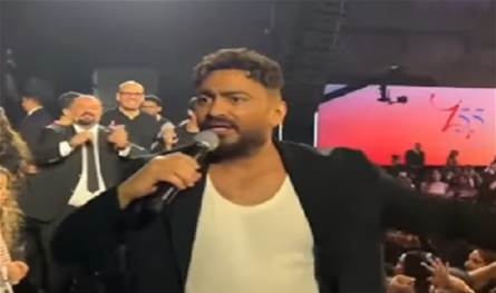 خلال حفله... شاهدوا ما فعله تامر حسني مع إحدى معجباته! (فيديو)