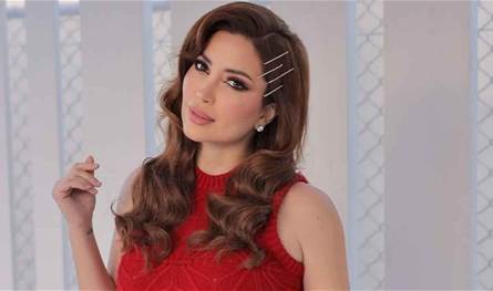أمام البحر... ممثلة سورية شهيرة بجلسة تصوير جريئة (صور)