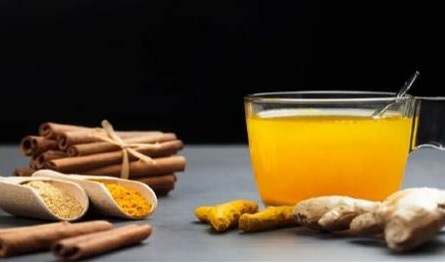 ترند الكركم والماء: خلطة فوائدها لا تصدّق!