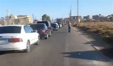 بالفيديو... زحمة سير خانقة على معبر العريضة الحدودي