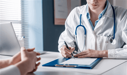 الأطباء يطالبون بالتقدير: نصب تذكارية ومعاشات تقاعدية عادلة