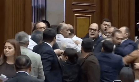 اشتباك بالأيدي وصفعات... شاهدوا بالفيديو ما حصل داخل البرلمان الأرمني