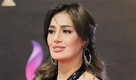 خلعته وعادت إلى الغناء ثم ارتدته.. فنانة شهيرة تكشف لأول مرة قصتها مع الحجاب (فيديو)