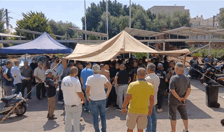 اعتصام لعمال بلدية الميناء امام القصر البلدي في طرابلس
