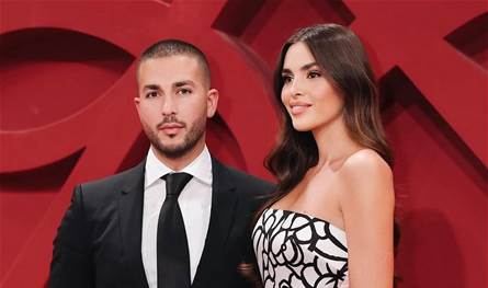 قبل أسبوع من زفافهما &quot;الأسطوري&quot;.. ابن ايلي صعب وخطيبته يخطفان الأنظار في عرض والده في باريس (فيديو)