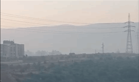 الدخان يلفّ طرابلس والكورة فجراً... حرق النفايات يختنق به السكان (فيديو)