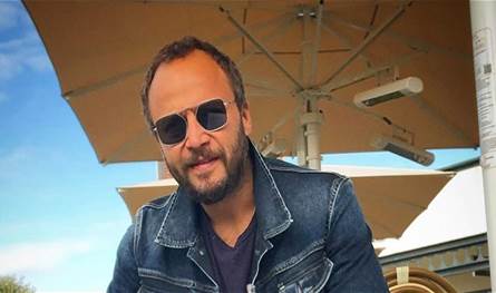 في هجوم عالي السقف: مكسيم خليل ينتقد الشعارات &quot;التمجيدية&quot; للشرع.. هذا ما قاله (صورة)