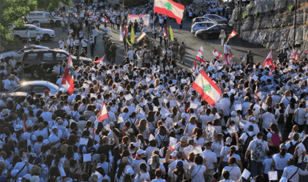 &quot;من كل لبنان جاين يا شربل جاين&quot;... مسيرة إلى عنّايا عشية عيد القديس شربل (صور)