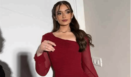 بنحافة ملحوظة... ممثلة شابة تطل ببدلة كلاسيكية وتبهر جمهورها (فيديو)   