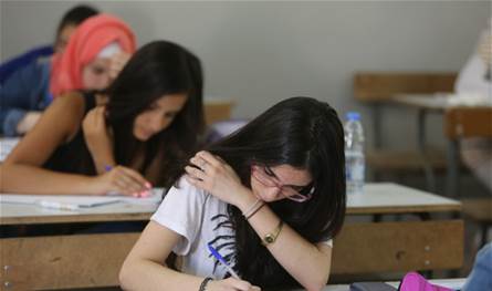 في اليوم الرابع من الامتحانات الرسمية.. صورة لافتة في احد المراكز