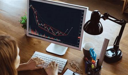  الدولار مستقر قرب أعلى مستوياته في 3 أسابيع وترقّب لبيانات التضخم الأميركية
