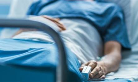 بدت مُتعبة وشاحبة.. صورة لفنانة على سرير المرض داخل المستشفى تنتشر والجمهور قلق (صورة)