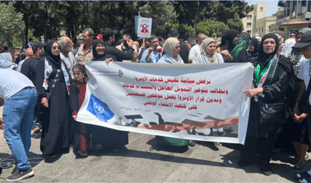 اعتصام في بيروت ضد تقليص خدمات الأونروا وفصل موظفيها