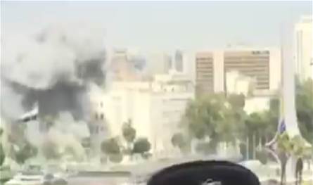 بالفيديو... شاهدوا لحظة إستهداف مبنى قيادة الأركان العامة في دمشق