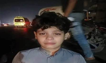 طفل يُشعل مواقع التواصل الإجتماعيّ... والده توفي أمام عينيه